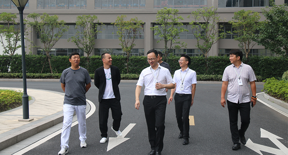 豪邦地产舒董、长春雅嘉橱柜王董一行莅临考察威廉希尔电器