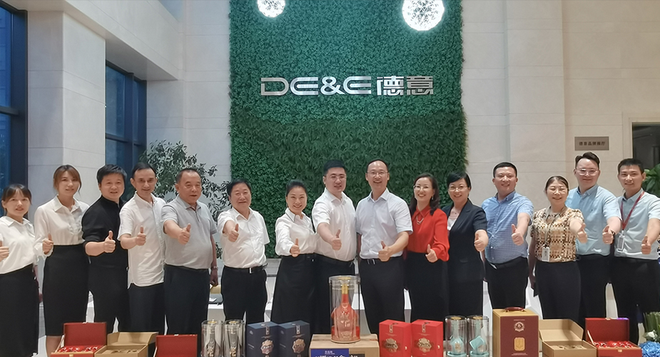 赛丽控股集团董事长夏赛丽，与郎酒股份一行到访威廉希尔电器